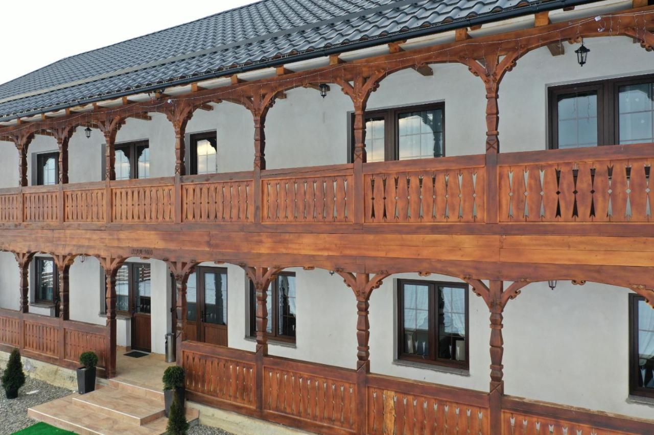 Conacul Cosaului Feresti Exterior photo