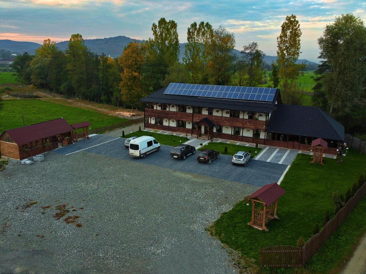 Conacul Cosaului Feresti Exterior photo