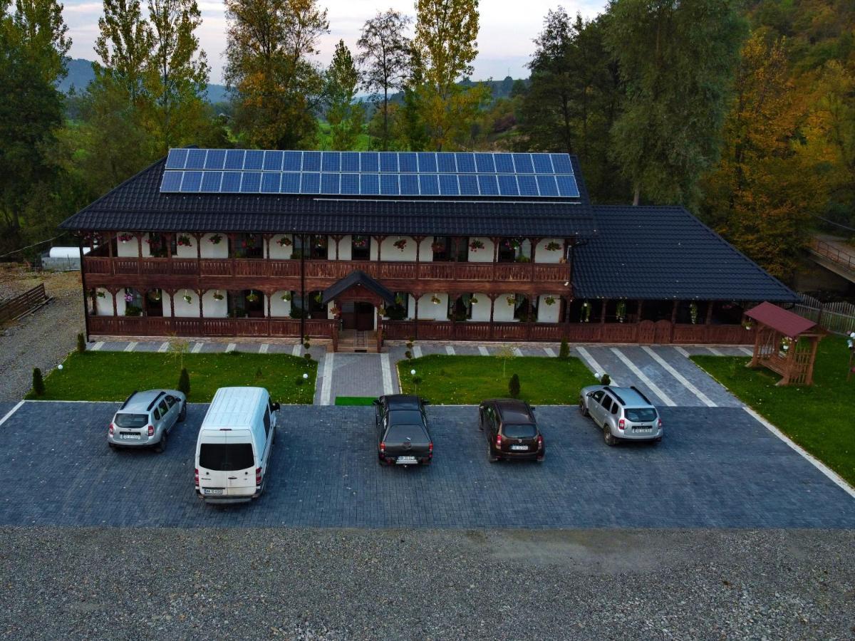 Conacul Cosaului Feresti Exterior photo