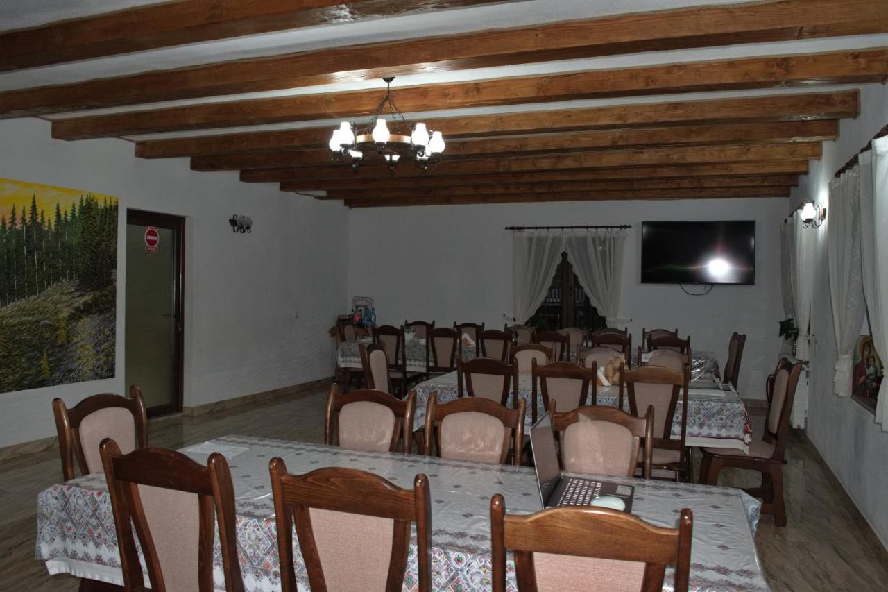 Conacul Cosaului Feresti Exterior photo