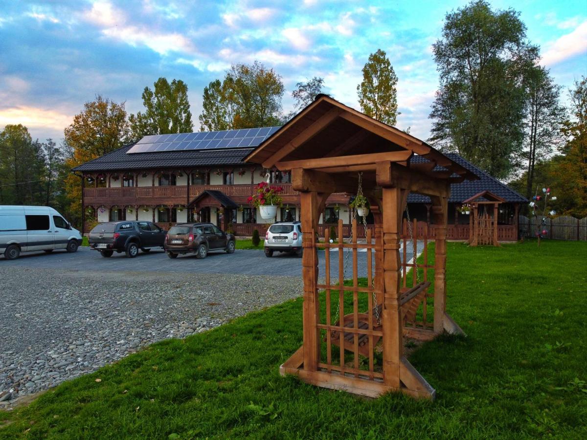 Conacul Cosaului Feresti Exterior photo