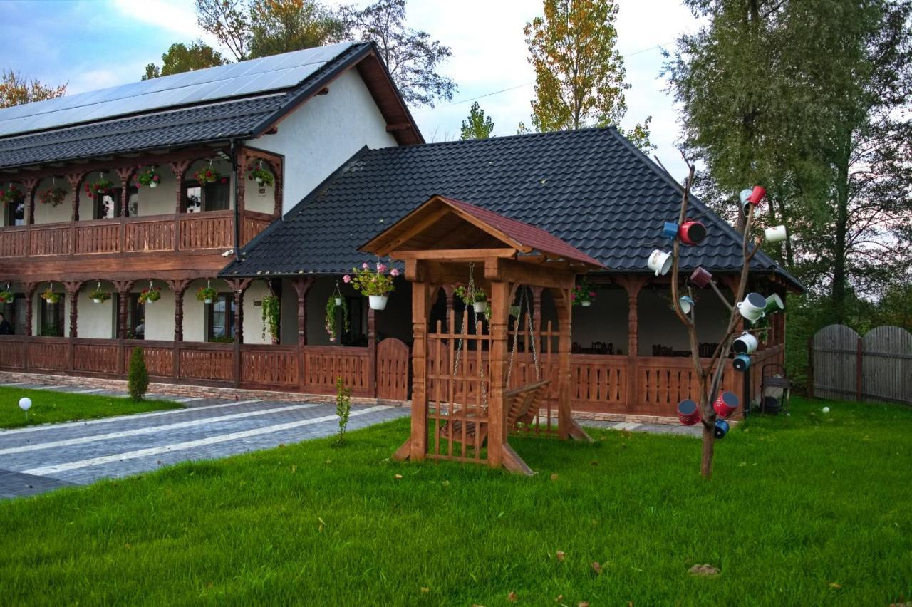 Conacul Cosaului Feresti Exterior photo