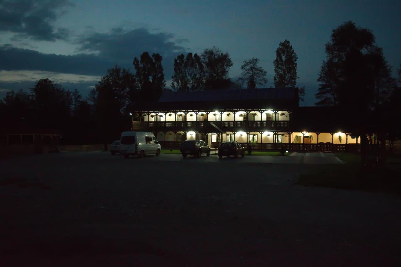 Conacul Cosaului Feresti Exterior photo