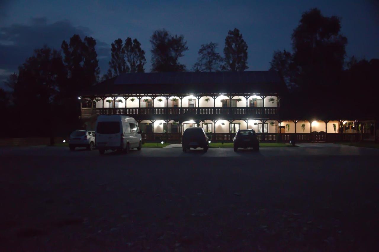 Conacul Cosaului Feresti Exterior photo