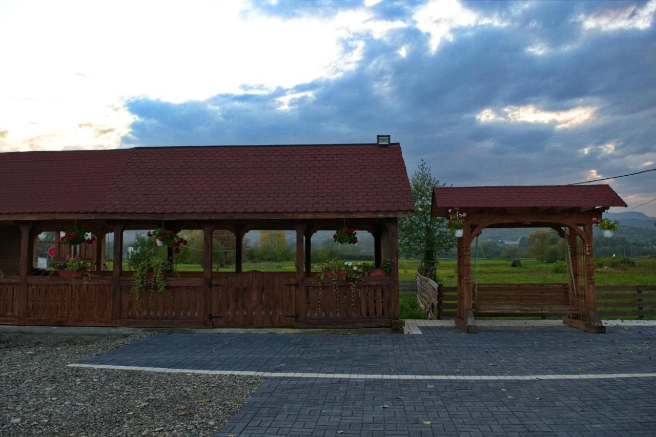 Conacul Cosaului Feresti Exterior photo
