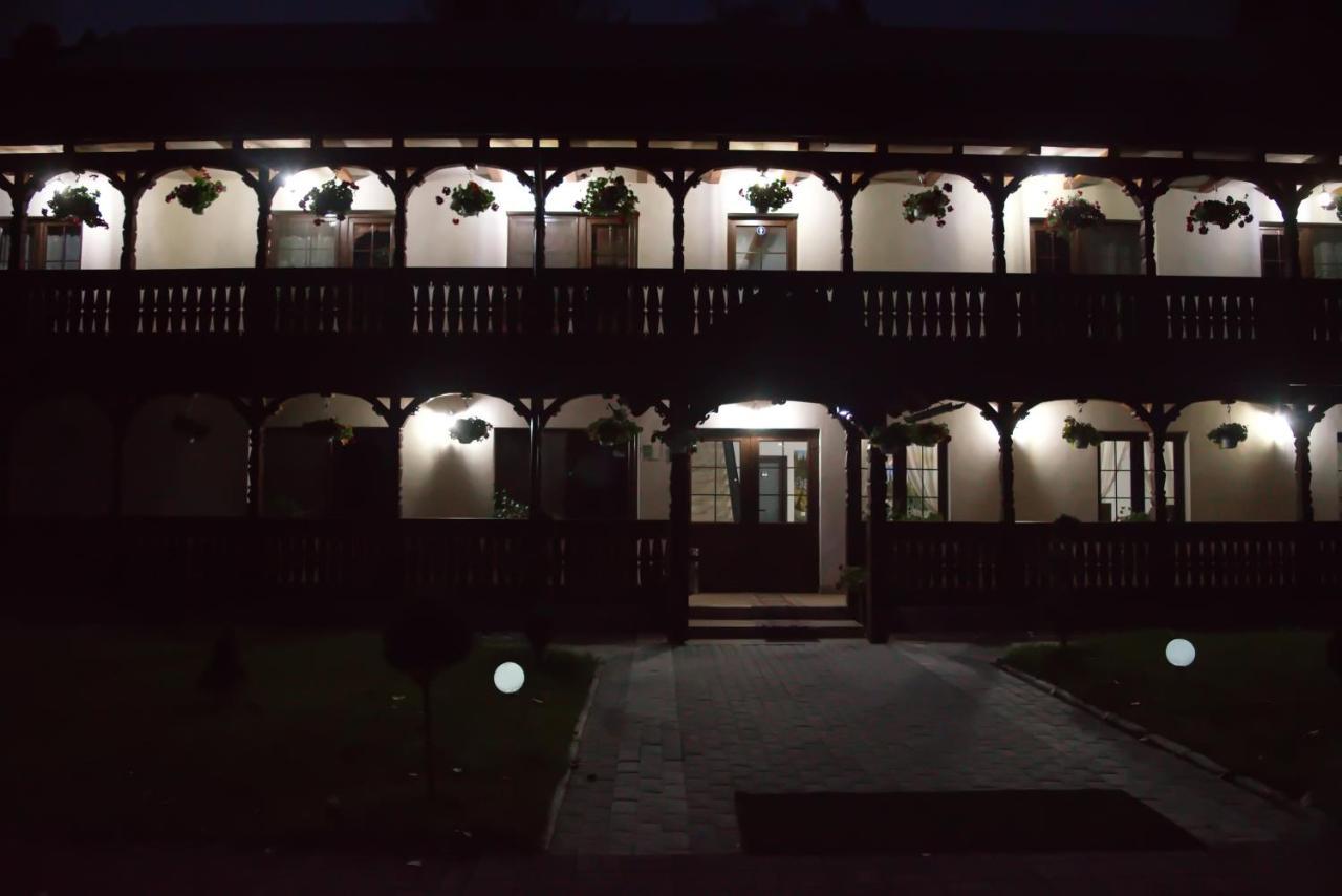 Conacul Cosaului Feresti Exterior photo